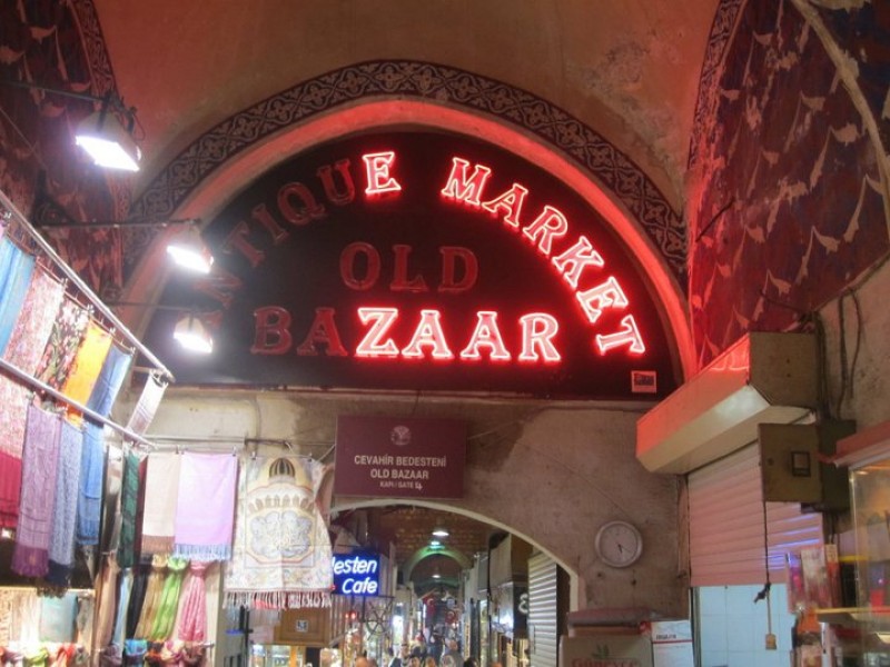 Az isztambuli Grand Bazaar egyik bejárata a sok közül